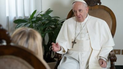 Vaticano: Papa contesta criminalização da homossexualidade