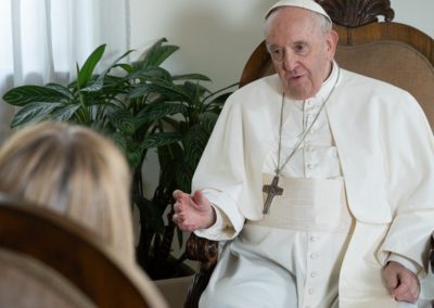 Vaticano: Papa contesta criminalização da homossexualidade