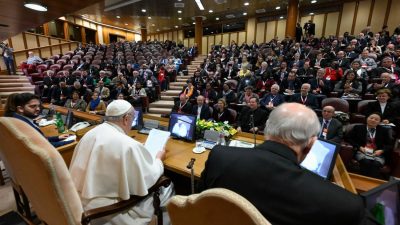 Igreja: «Leigos não são convidados da Igreja» - Papa Francisco