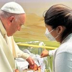 Vaticano: Papa visitou crianças com cancro e batizou bebé (atualizada)