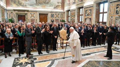 Trabalho: Papa critica sociedade «escrava da cultura do descarte»