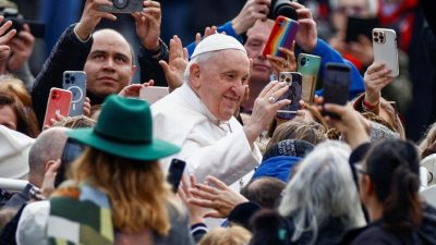 Vaticano: «Evangelizar é sempre um serviço eclesial, nunca solitário», diz o Papa