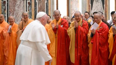 Vaticano: Papa fala em necessidade de construir pontes, em audiência a monges budistas de Taiwan