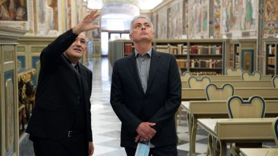 Francisco/10.º aniversário: Cardeal Tolentino Mendonça e José Mourinho encontram-se em Roma para falar do pontificado
