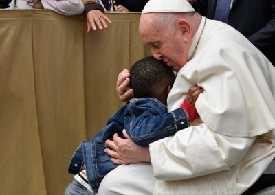 Vaticano: Acolher refugiados é um «compromisso concreto pela paz» - Francisco