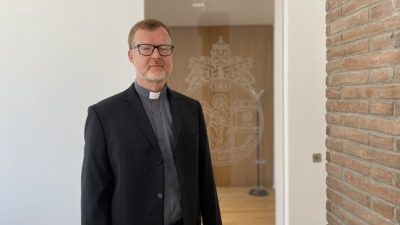 Vaticano: Padre Hans Zollner, especialista no combate aos abusos de menores, deixa Comissão Pontifícia