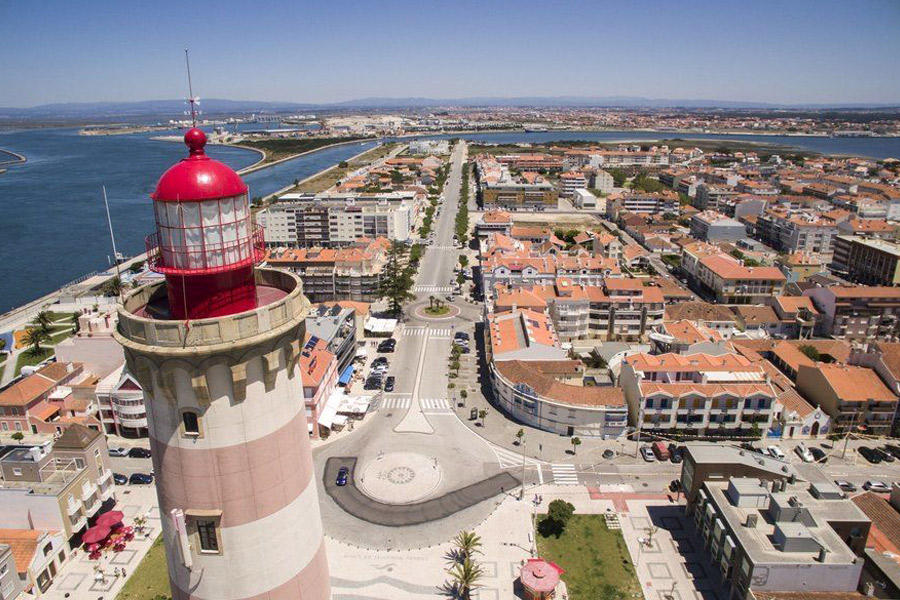 Aveiro: Símbolos da JMJ sobem ao farol “mais alto” de Portugal