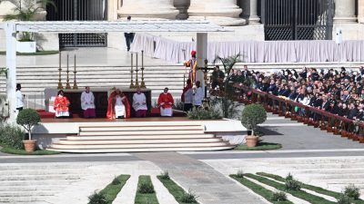 Vaticano: Papa lança grito contra a «indiferença», no início da Semana Santa