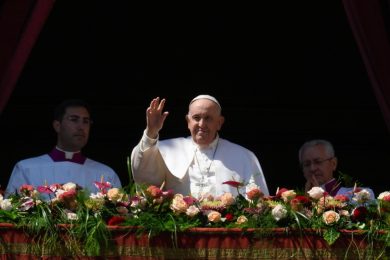 «Urbi et Orbi»: «Não estamos sozinhos», diz o Papa, em celebração da alegria «imparável» da Páscoa (c/vídeo)