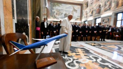 Itália: Papa recebeu companhia aérea italiana que lhe permite «voar até os confins da terra levando o Evangelho da esperança e da paz»