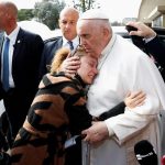 Vaticano: Abraço a pais em luto marca despedida do Hospital Gemelli