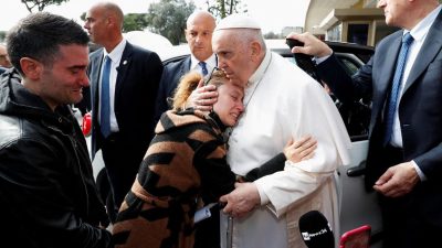 Vaticano: Abraço a pais em luto marca despedida do Hospital Gemelli