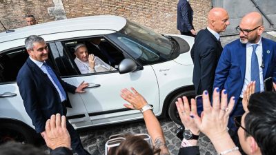 Vaticano: Papa deixou hospital, após quatro dias de internamento