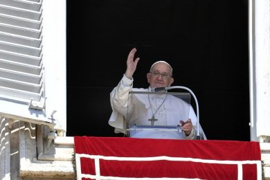 Vaticano: Papa Francisco reza pela paz e pelo anúncio «sem medo» do encontro com Jesus