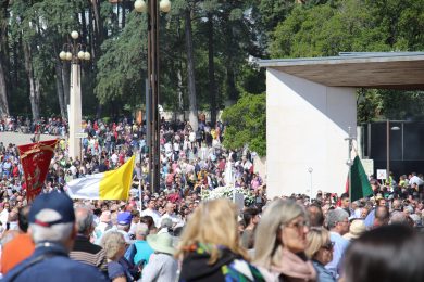 Fátima: Milhares de pessoas participaram na Missa dominical, com presença de peregrinos a pé