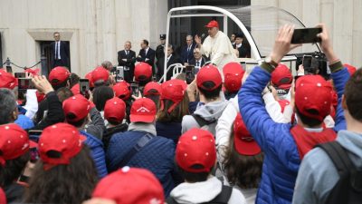 Vaticano: Papa alertou para «armadilha» do demónio, em encontro com centenas de jovens