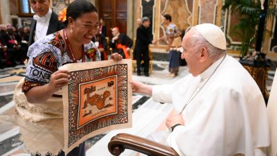 Vaticano: O amor faz «reconhecer no estranho o rosto de um irmão» - Francisco