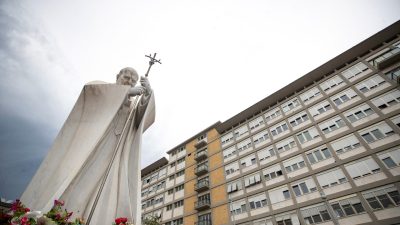 Vaticano: Papa vai ter alta na manhã de sexta-feira