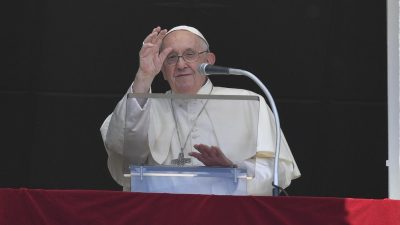 Vaticano: Papa critica «ídolos» da eficiência e do consumismo, que descartam os mais frágeis