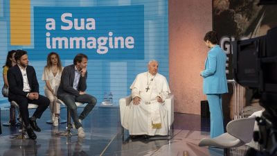 Itália: Papa estreou-se em estúdio televisivo, pedindo aposta na paz e na educação