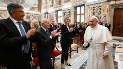 Vaticano: Francisco indica bloco de notas, a caneta e o olhar como «elementos do trabalho do jornalista»