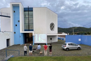 Angra: Paróquia de Santa Luzia promove sessões de cinema no adro da igreja