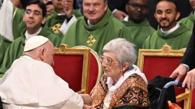 Vaticano: «Precisamos de uma nova aliança entre jovens e idosos», pede o Papa