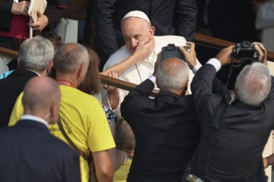 Fátima: O Papa cheira «a paz», afirma Daniela Sá que abraçou Francisco