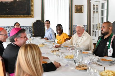 Lisboa 2023: Três portugueses almoçam com o Papa, incluindo criadora do logo oficial da JMJ