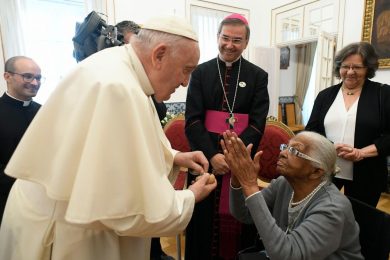 Vaticano/Portugal: Papa enviou mensagens para a jovem Edna e para Maria Mendonça, de 107 anos