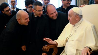 Vaticano: Papa escreveu carta ao clero de Roma, alertando contra «clericalismo»
