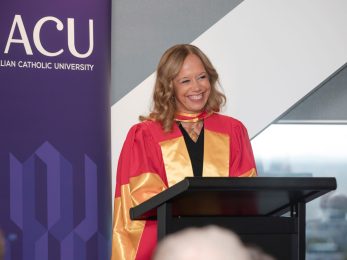 UCP: Isabel Capeloa Gil recebeu doutoramento «Honoris Causa» na Austrália