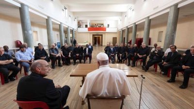 Vaticano: Papa fez visita surpresa a bairro da periferia de Roma, marcado pela violência