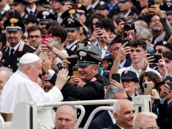 Sociedade: Papa Francisco pediu a soldados que «não desistam de construir o bem» e sejam «próximos das pessoas»
