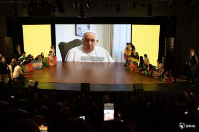 Igreja/Educação: «Movimento, gratuidade e encontro» - Papa envia mensagem aos jovens da 'Scholas Occurrentes' e da ORT Mundial