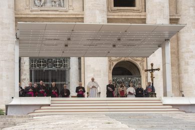 Vaticano: Papa pede «unidade» e «coragem» na Igreja