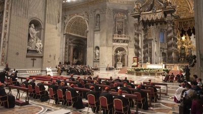 Vaticano: Papa denuncia «loucura da guerra»