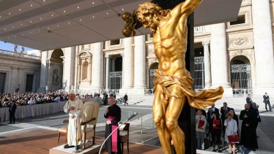 Vaticano: Papa propõe compaixão e perdão para recuperar sentido de humanidade