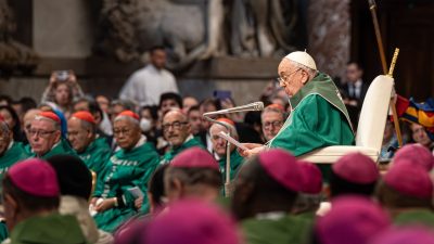 Sínodo: Papa propõe Igreja aberta, ao serviço da «humanidade ferida», evocando vítimas da guerra e da exploração