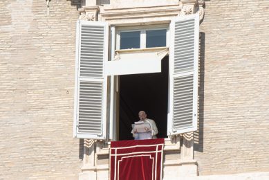 Vaticano: Papa regressa à janela, pedindo orações pela paz