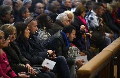 Vaticano: Papa lembra «multidão» de pobres, vítimas da «indiferença geral»
