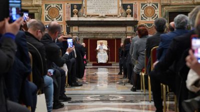 Igreja/Media: Papa afirmou que «comunicar é formar o homem, formar a sociedade», e pediu uma «ecologia da comunicação»