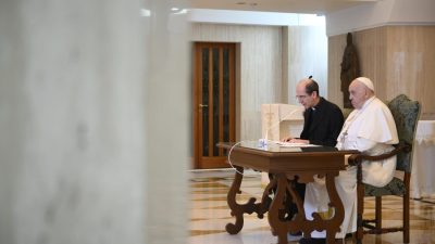 Vaticano: Papa regista melhorias, após inflamação pulmonar