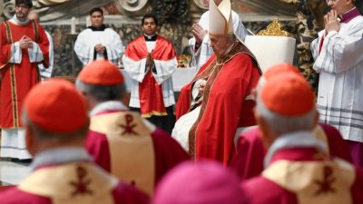 Vaticano: Papa evoca ensinamento de Bento XVI, exemplo de «humildade»