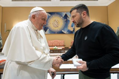 Vaticano: Papa conversou telefonicamente com Volodymyr Zelensky