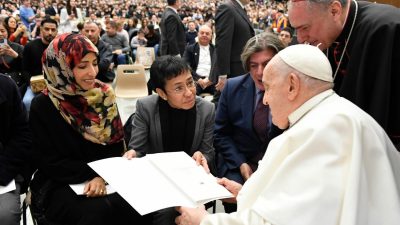 Vaticano: Papa recebeu declaração pela paz, assinada por 30 prémios Nobel