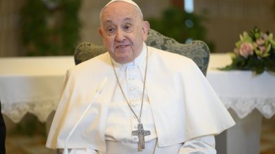 Vaticano: Saúde do Papa está a melhorar, refere comunicado