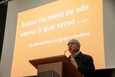 Igreja/Bíblia: Novas traduções devem manter «os símbolos, as parábolas», defende padre Mário de Sousa