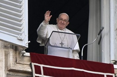 Vaticano: Papa convida a celebrar dia do Batismo como «novo aniversário»