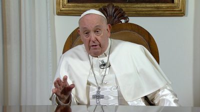 Vaticano: «O Senhor abençoa toda a gente», diz o Papa, explicando declaração sobre bênçãos a casais em situação irregular